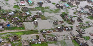 Überschwemmte Felder und Häuser in Wasser