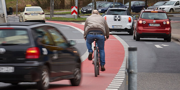 Fahrradfahrer, von Auto bedrängt