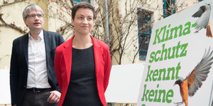 SkaKeller und Sven Giegold, Spitzenkandidaten von Bündnis 90/Die Grünen für die Europawahl 2019, präsentieren die Kampagne ihrer Partei zur Europawahl und stehen neben einem Plakat mit der Aufschrift "Klimaschutz kennt keine Grenzen