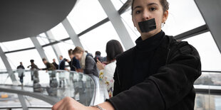 Eine Schülerin hat sich im Rahmen einer Protestaktion an das Geländer in der Bundestagskuppel angekettet.