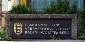 Das Eingangsschild des baden-württembergischen Landesamt für Verfassungsschutz.