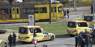 Utrecht: Zwei Krankenwagen stehen bei einer Bahn