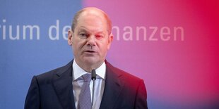 Torso von Bundesfinanzminister Olaf Scholz