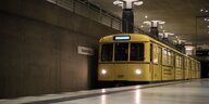 Eine U-Bahn an der Haltestelle "Bundestag"