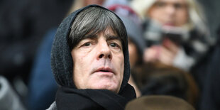 Joachim Löw mit einem Schal um den Kopf