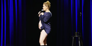 Amy Schumer zeigt auf der Bühne ihren Babybauch