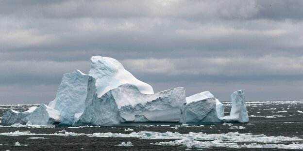 abgebrochenes Eisbergstück auf hoher See