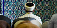 Ein Imam betet in der Centrum Moschee