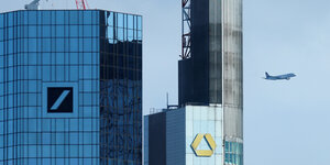 Zwei Hochhäuser. Auf dem linken ist das Logo der Deutschen Bank, auf dem rechten das Logo der Commerzbank.