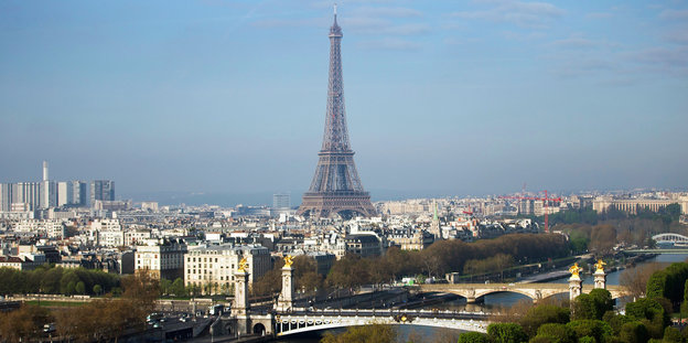 Frankreich, Paris: Blick auf Brücken an der Seine vor dem Eiffelturm.