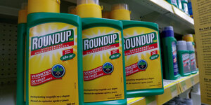 Roundup-Sprayflaschen stehen in einem Ladenregal