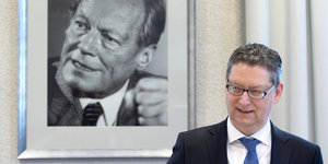 Thorsten Schäfer-Gümbel vor einem Porträt von Willy Brandt
