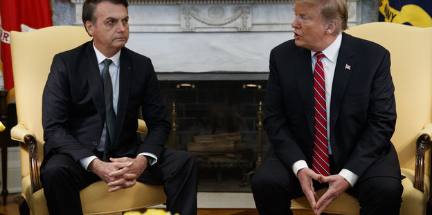 Bolsonaro und Trump sitzen breitbeinig nebeneinander
