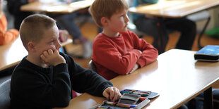 Kinder in einem Klassenzimmer einer Inklusionsschule