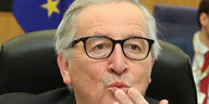 Jean-Claude Juncker spitzt seine Lippen und hält sich eine Hand vor den Mund
