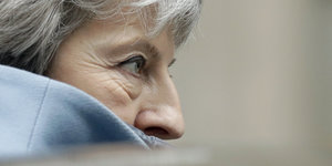 Das Bild zeigt Theresa May im Profil