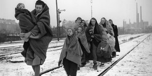 Frauen auf der Flucht von Polen nach Berlin, den Eisenbahnschienen folgend