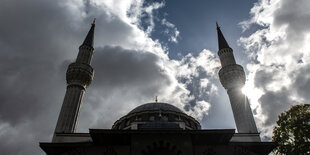 Eine Moschee vor bewölktem Himmel