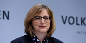 Hiltrud Dorothea Werner, Vorstand für Integrität und Recht der Volkswagen AG, sitzt auf einem Podium.