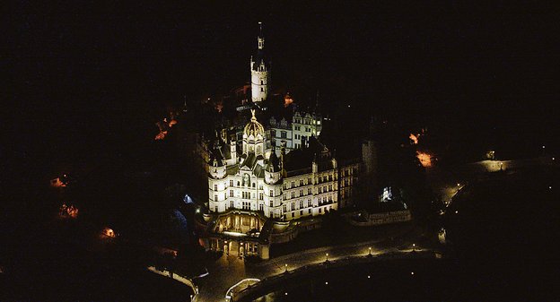 Eine Luftaufnahme des Schweriner Schlosses bei Nacht.