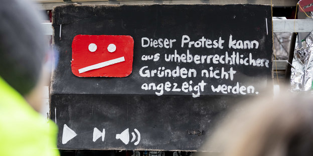 "Dieser Protest kann aus urheberrechtlichen Gründen nicht angezeigt werden." steht bei einer Demonstration des Bündnisses «Berlin gegen 13» gegen Uploadfilter und EU-Urheberrechtsreform im Artikel 13 auf einem Plakat mit YouTube-Grafik