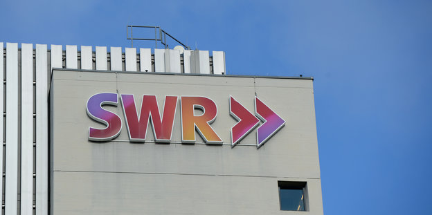 Das Logo des SWR ist auf dem Funkhaus des Senders zu sehen