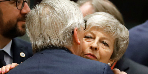 Juncker und May begrüßen sich mit Küsschen links und rechts