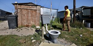 Freilufttoilette in der südafrikanischen Township Khayelitsha