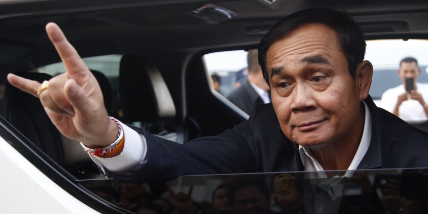 Ein Mann gestikuliert, es ist Prayuth Chan-Ocha