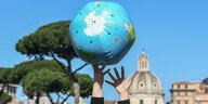Schüler spielen während einer «Fridays for Future»-Klimademonstration mit einem aufblasbaren Globus.