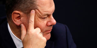 Olaf Scholz in Denkerpose