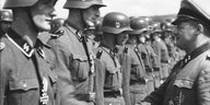Nazi-Soldaten stehen stramm in Uniform und Stahlhelm