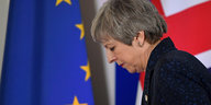 Die britische Premierministerin May steht vor einer britischen Flagge