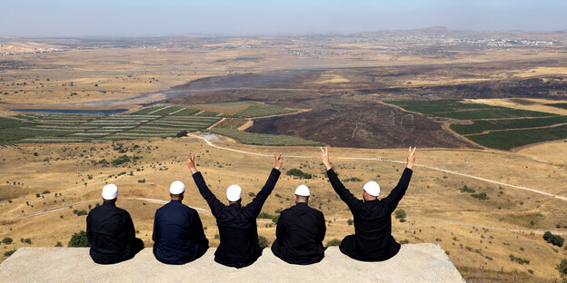 Fünf Leute auf den Golanhöhen