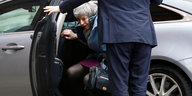 Die britische Premierministerin Theresa May steigt aus einem Auto