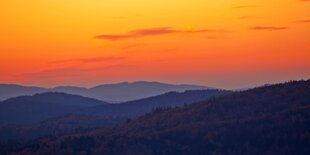 Hügellandschaft im Abendrot