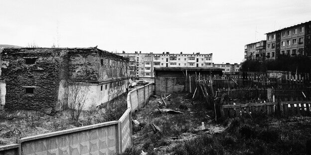 Niedrige Gebäude, Fotografie in schwarz-weiß