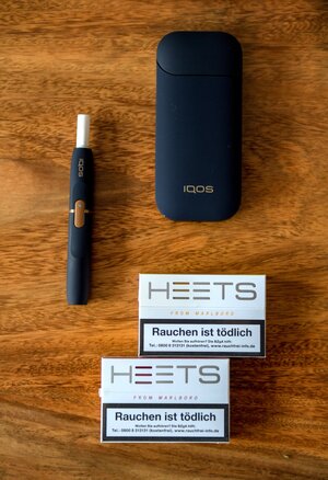 E-Zigarette mit Zubehör auf Tisch E-Zigarette mit Zubehör auf Tisch