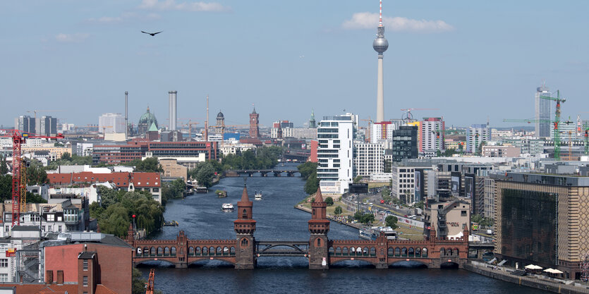 Die Oberbaumbrücke zwischen den Bezirksteilen Kreuzberg und Friedrichshain