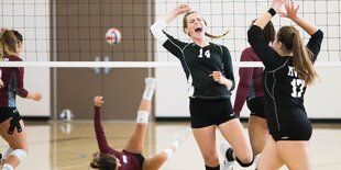 Handballerinnen jubeln während des Spiels