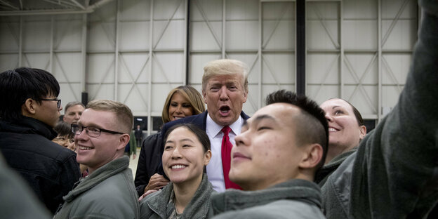 US-Soldaten machen Bilder mit Präsident Trump in Ramstein
