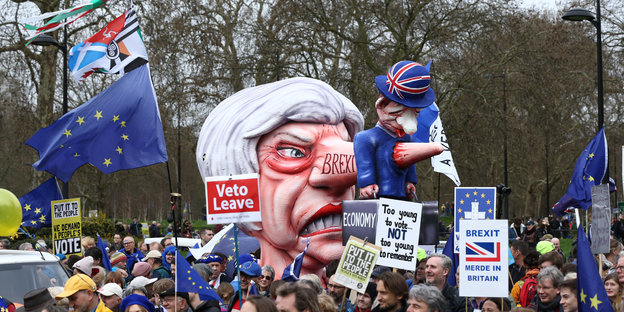 Demo in London gegen May: Demonstranten halten ein riesiges Pappmaché-Gebilde von Mays Kiof und einer langen Pinocchio-Nase in die Höhe