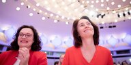 Katarina Barley und Andrea Nahles sitze nebeneinander beim Parteikonvent und lächeln