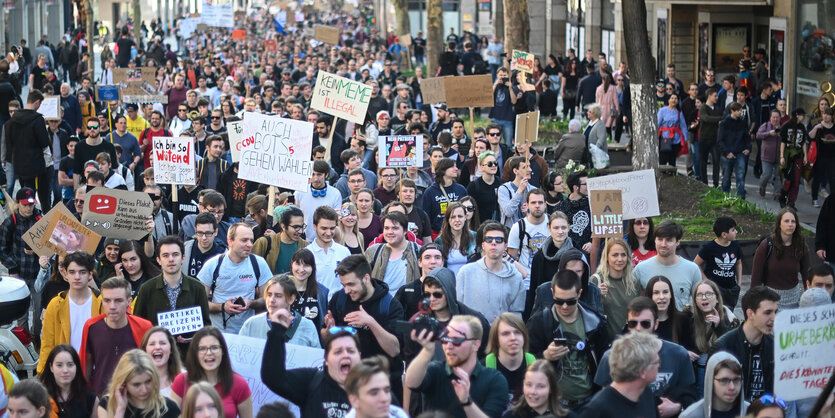 Blick auf einen Demonstrationszug