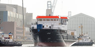 Zwei Schlepper ziehen das Forschungsschiff „Atair“ für eine Testfahrt aus der Kieler Werft German Naval Yards