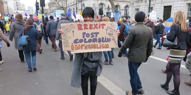 Demonstrantin mit Plakat