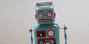 Ein Roboter aus blauem Blech