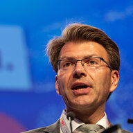 Ein Mann steht vor einem Schild mit der Aufschrift Europa Ein Mann steht vor einem Schild mit der Aufschrift Europa