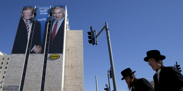 Wolkenkratzer mit Konterfei von US-Präsident Trump und Israels Premier Netanjahu