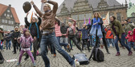 Demonstranten tanzen vor dem Bremer Rathaus.